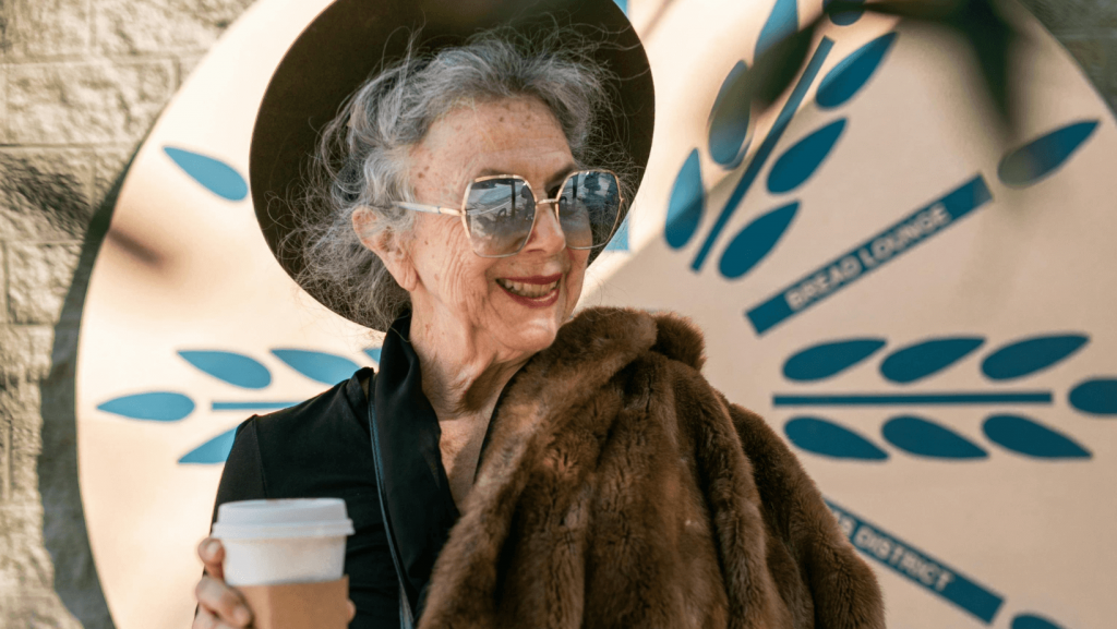 Rentnerin mit Sonnenbrille: In Rente gehen