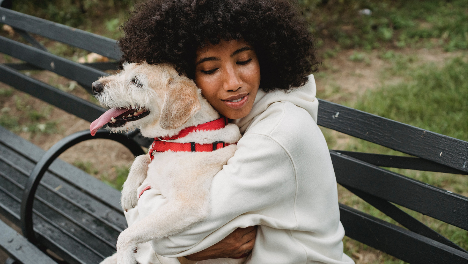 Junge Frau umarmt ihren Hund: 20 Ideen, die nichts kosten, aber gut tun