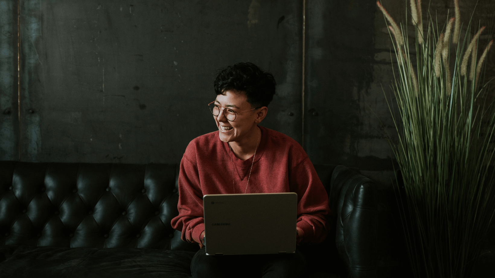 Frau mit Laptop: Investieren in Bonds