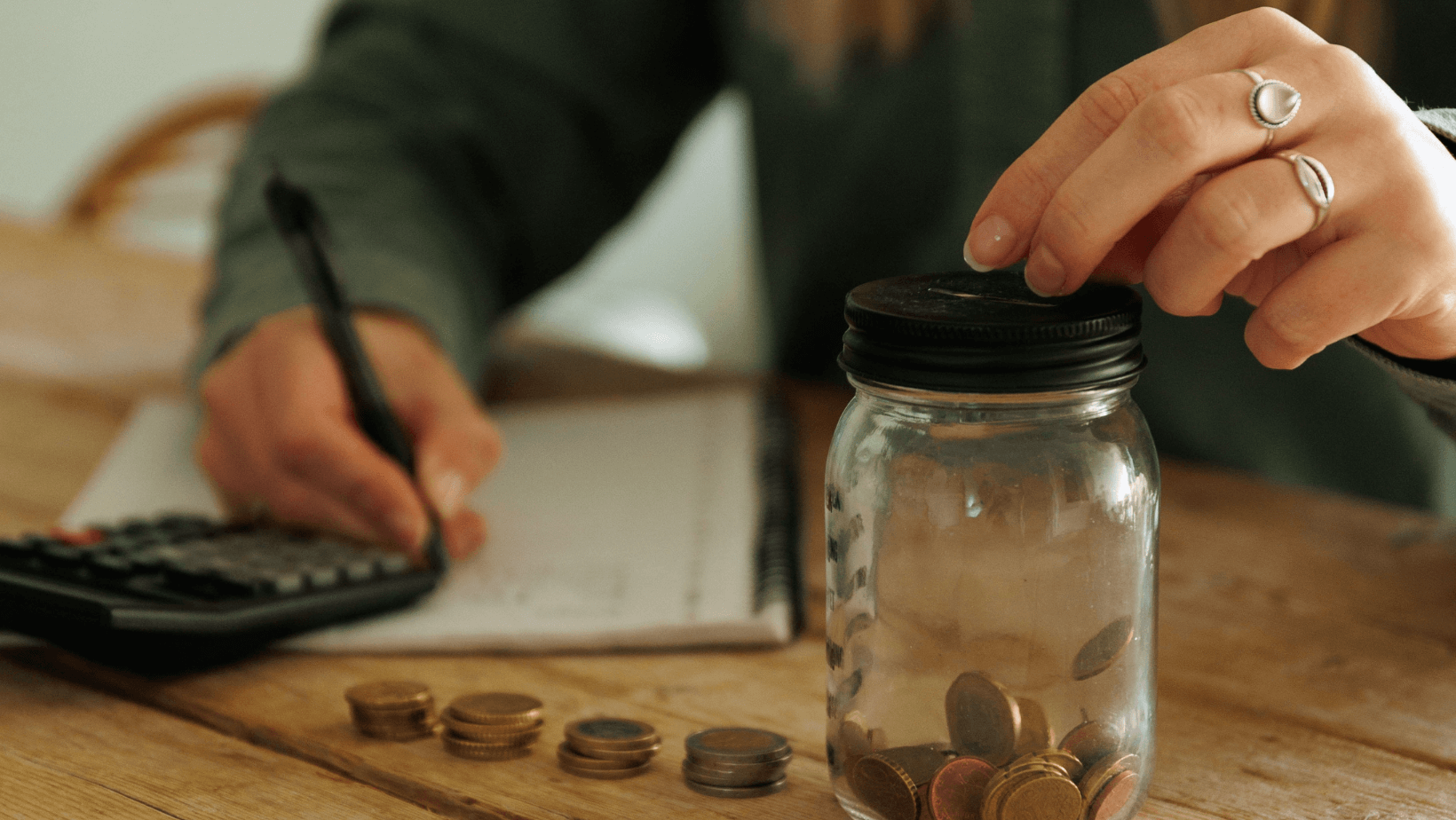 Glas mit Kleingeld: Minus auf dem Konto - Tipps zum Sparen