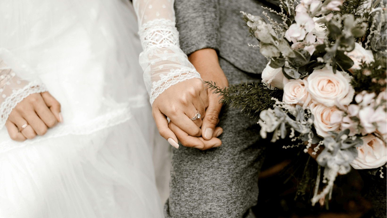 Brautpaar hält Händchen: Wie viel Geld schenkt man zur Hochzeit?